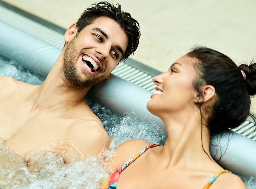 Pareja sonriendo Pareja sonriendo